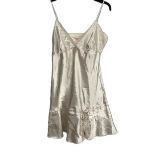 La Vie En Rose white Negligee with Lace Trim